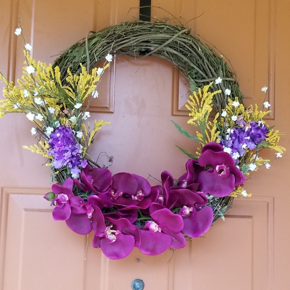 Custom wreath with floral arrangement - Picture 1 of 1